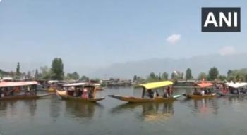 भाजपा ने डल झील पर तिरंगा शिकारा रैली का किया आयोजन 