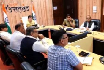 सीएम धामी ने अधिकारियों के साथ की बैठक  