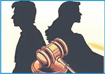 अदालतों में दशकों तक लटकते हैं तलाक के मामले