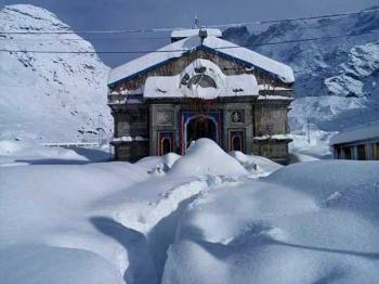 केदारनाथ धाम में सीजन की पहली बर्फबारी
