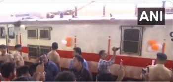  देवेंद्र फडणवीस ने  पर्यटक ट्रेन को हरी झंडी दिखाई