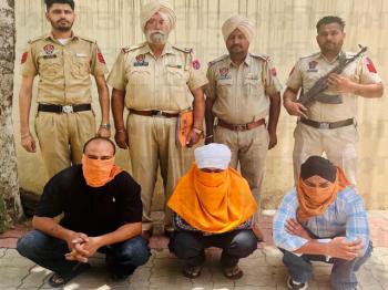 2 पिस्तौल, 70 हजार ड्रग मनी और एक वाहन के साथ 3 गिरफ्तार