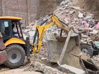 यूपी के मथुरा में बड़ा हादसा, इमारत ढही, राहत एवं बचाव कार्य जारी 