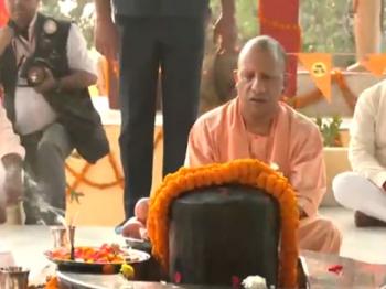 सीएम योगी ने अंबेडकरनगर के श्रवण धाम में की पूजा 