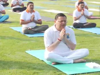 सीएम धामी ने अंतर्राष्ट्रीय योग दिवस से पहले किया योगाभ्यास 