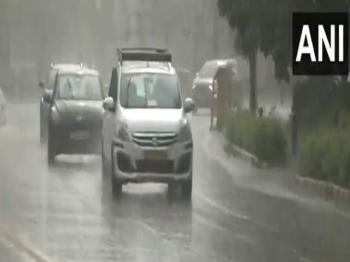दिल्ली में बारिश से मौसम में बदलाव