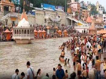 हरिद्वार: योगिनी एकादशी पर गंगा में श्रद्धालुओं ने लगाई आस्था की डुबकी