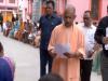 सीएम योगी ने 'जनता दर्शन' के दौरान सुनीं लोगों की समस्याएं 