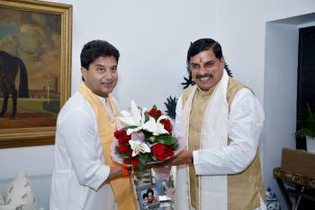 सीएम मोहन यादव ने केंद्रीय मंत्री ज्योतिरादित्य सिंधिया से की मुलाकात 