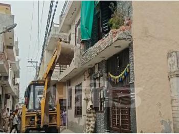जालंधर के उपकार नगर में नगर निगम और पुलिस के अधिकारी कार्रवाई करने पहुंचे