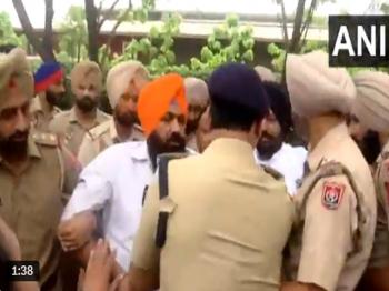 बिक्रम सिंह मजीठिया की गिरफ्तारी का विरोध कर रहे नेताओं को पुलिस ने लिया हिरासत में