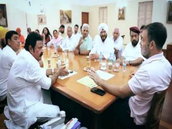 राहुल गांधी ने विश्वकर्मा समुदाय के प्रतिनिधियों के साथ की बैठक