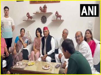 अखिलेश यादव ने शुभांशु शुक्ला के माता-पिता से की मुलाकात 