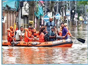 मानसून की बौछारों में बहती बाढ़ की आपदा 