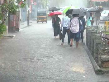 मुंबई में भारी बारिश से सड़कों पर हुआ जलजमाव, लोगों को हो रही परेशानी