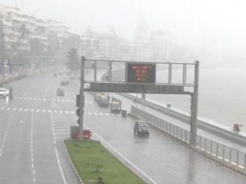 मुंबई में मूसलधार बारिश से बदला शहर का नजारा, रफ्तार पर लगी ब्रेक