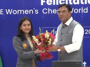 केंद्रीय खेल मंत्री मनसुख मंडाविया ने दिव्या देशमुख को किया सम्मानित 