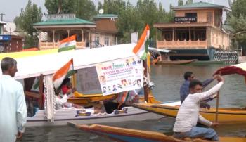 डल झील से बच्चों की भव्य तिरंगा यात्रा, अमन और एकता का संदेश