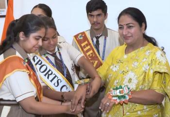 Raksha Bandhan: सीएम Rekha Gupta को स्कूली छात्रों ने बांधी राखी