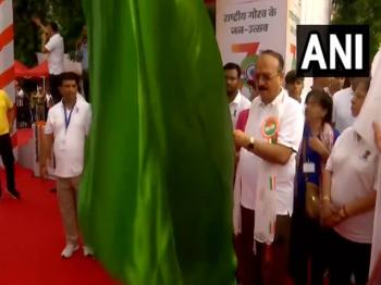 दिल्ली के मंत्री आशीष सूद ने त्यागराज स्टेडियम से 'तिरंगा दौड़' को दिखाई हरी झंडी 