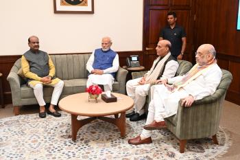 लोकसभा अध्यक्ष ओम बिरला मिले PM मोदी और अन्य सांसदों को 