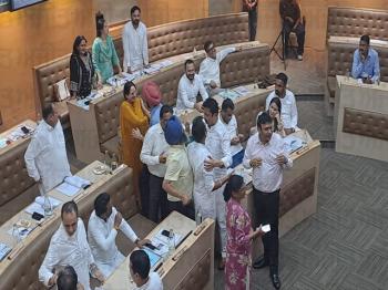 चंडीगढ़ नगर निगम की बैठक में कांग्रेस पार्षद गुरप्रीत गाबी और सतिंदर सिद्धू के बीच तीखी बहस