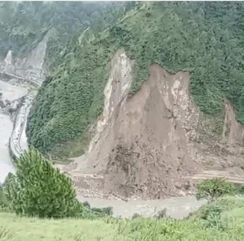 पहाड़ी दरकने से सड़क मार्ग बंद 