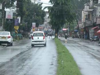 देहरादून के कई हिस्सों में बदला मौसम, झमाझम बरसा पानी