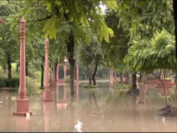दिल्ली में यमुना नदी के बाढ़ का पानी वासुदेव घाट क्षेत्र तक पहुंचा 
