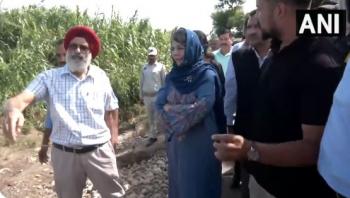 PDP प्रमुख महबूबा मुफ्ती ने बाढ़ प्रभावित इलाकों का किया दौरा 