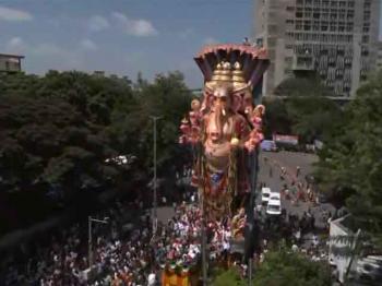 हैदराबाद के खैरताबाद गणेश विसर्जन में उमड़ा जनसैलाब
