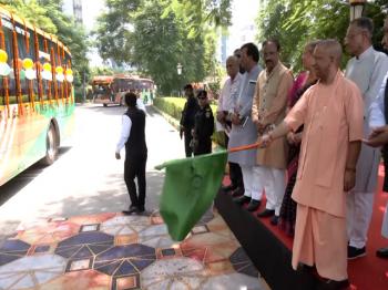 सीएम योगी ने उत्तर प्रदेश राज्य सड़क परिवहन विभाग की नई बसों को दिखाई हरी झंडी