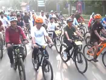 फिट इंडिया संडे ऑन साइकिल के तहत सांसदों ने चलाई साइकिल 