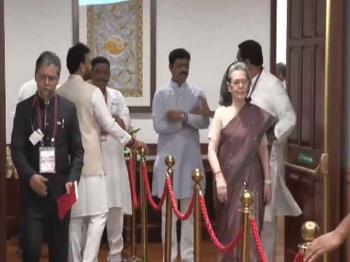 सोनिया गांधी उपराष्ट्रपति चुनाव के लिए मतदान करने संसद भवन पहुंचीं