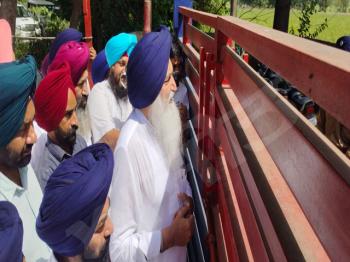 अकाली नेता जत्थेदार विरसा सिंह वल्टोहा बिक्रम सिंह मजीठिया से मिलने पहुँचे