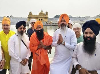 योग गुरु बाबा रामदेव आज श्री हरिमंदिर साहिब में दर्शन के लिए पहुंचे
