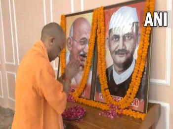 सीएम योगी ने महात्मा गांधी और पूर्व प्रधानमंत्री लाल बहादुर शास्त्री को उनकी जयंती पर पुष्पांजलि अर्पित की 