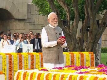 प्रधानमंत्री मोदी ने महात्मा गांधी और लाल बहादुर शास्त्री को श्रद्धांजलि अर्पित की