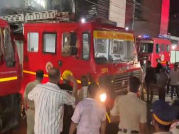 थालीपरम्बा बस स्टैंड के पास केवी कॉम्प्लेक्स की दुकानों में लगी आग 