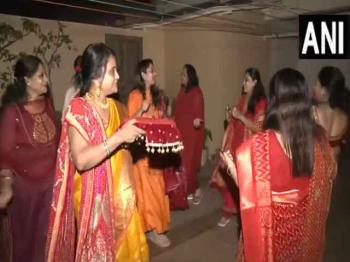 करवा चौथ पर महिलाओं ने चांद दिखने का इंतजार करते हुए मनाया जश्न 