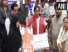 सीएम रेखा गुप्ता ने महिलाओं को गैस कनेक्शन और सिलेंडर किए वितरित 
