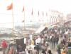 ठंड और शीतलहर के बीच श्रद्धालु गंगा घाट पर स्नान के लिए पहुंचे 