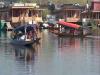 Srinagar की Dal Lake में शिकारा की सवारी का लुत्फ उठाते नजर आए पर्यटक