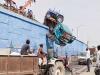 UP: हाईवे पर हवा में लटका ट्रैक्टरों से लदा ट्राॅला