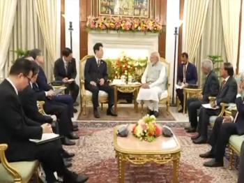 प्रधानमंत्री नरेंद्र मोदी और दक्षिण कोरिया के राष्ट्रपति ली जे-म्यांग ने हैदराबाद हाउस में मीटिंग की