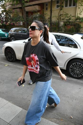 #KareenaKapoorKhan spotted at Bandra