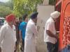 नगर परिषद चुनावों के दौरान मतपत्रों के संबंध में परमबंस बंटी रोमाना पुलिस थाने पहुंचे