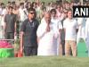 मल्लिकार्जुन खरगे व राहुल गांधी ने जवाहरलाल नेहरू की पुण्यतिथि पर पुष्पांजलि अर्पित की