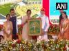 दमन में एक जनसभा में मंच पर पहुंचने पर PM मोदी का हुआ भव्य स्वागत  