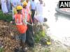 दिल्ली सरकार में मंत्री परवेश वर्मा ने यमुना घाट पर किया श्रमदान 